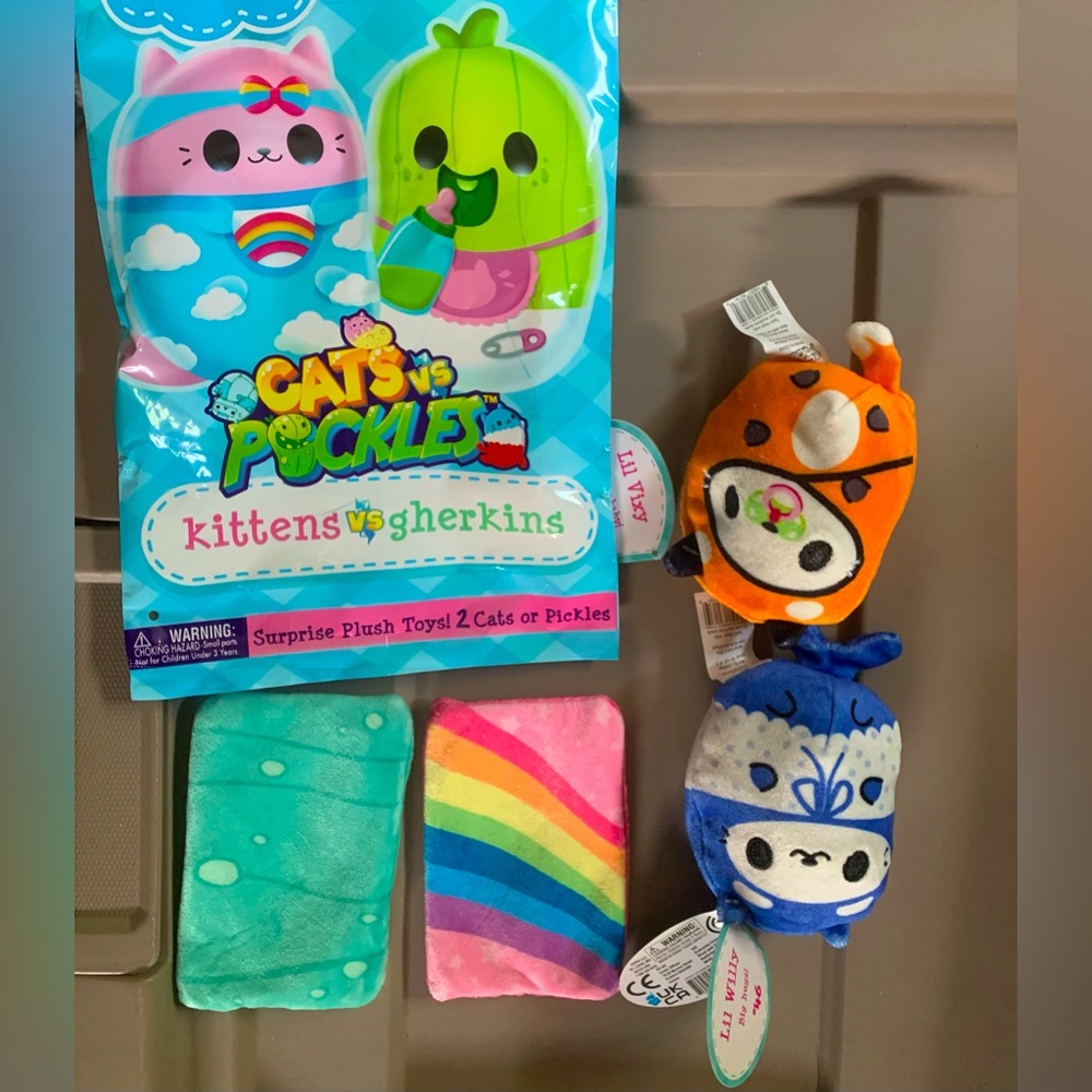 Cats vs Pickles : Kittens vs Gherkins - Two kittens and two blankets